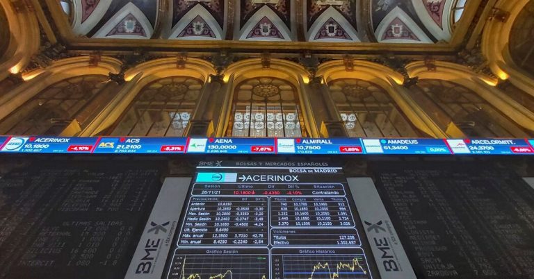 Stocks and Oil Drop Amid New Coronavirus Variant