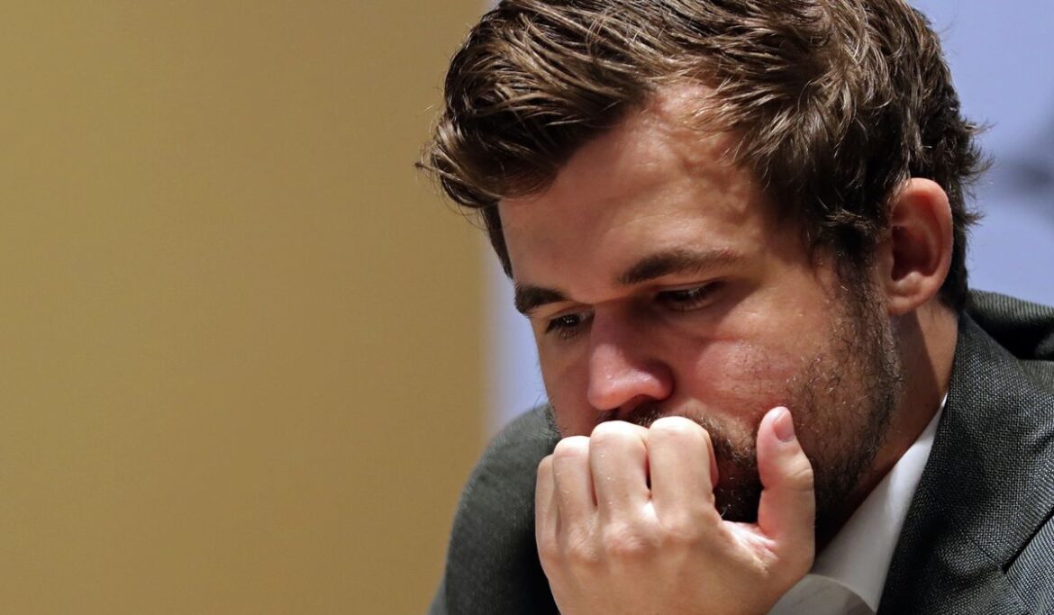 Carlsen keeps lead in world chess title fight after tame Game 7 draw