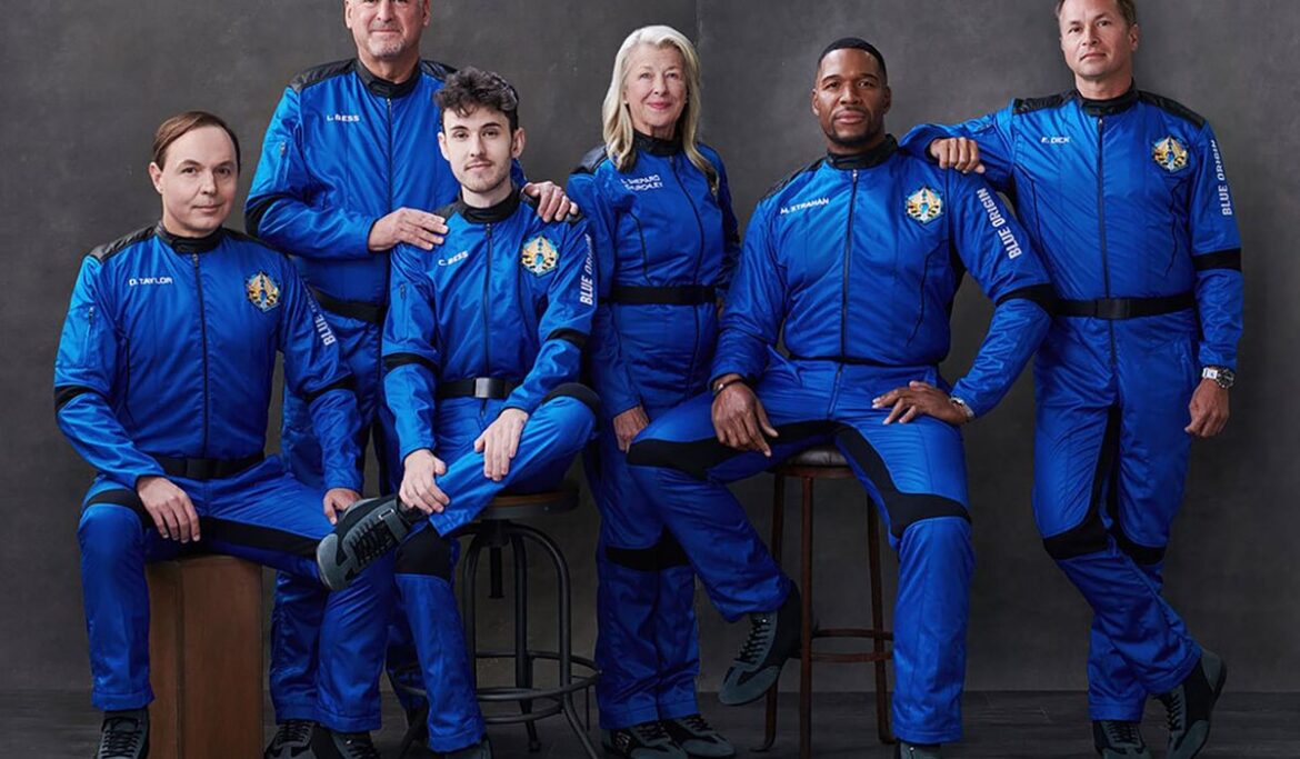NFL, TV’s Michael Strahan flies in space with astronaut’s daughter