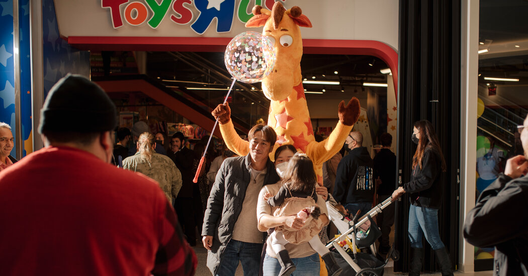Toys ‘R’ Us Tries to Come Back, Four Years After Bankruptcy