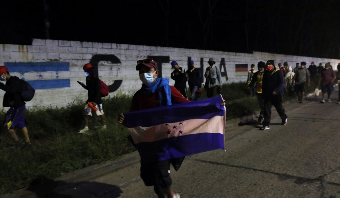 Hundreds of migrants set off from Honduras toward US border