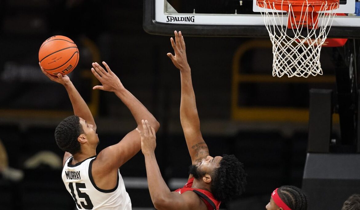 Murray scores 35, Iowa holds on to beat Maryland 80-75