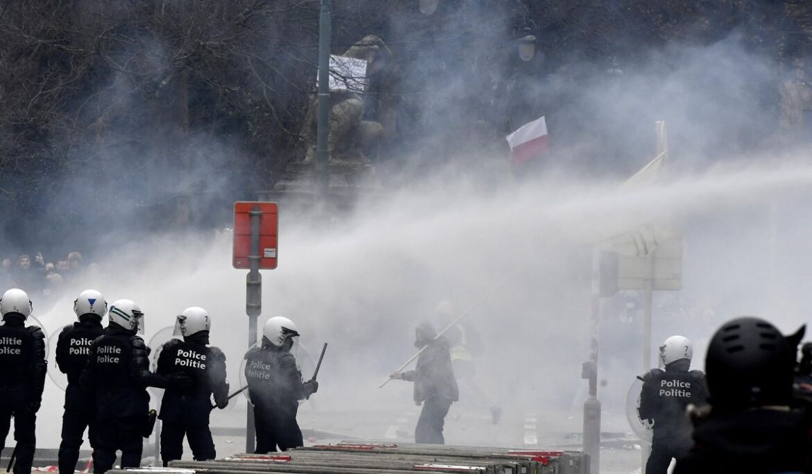 Water cannon, tear gas at COVID-19 protests in Brussels