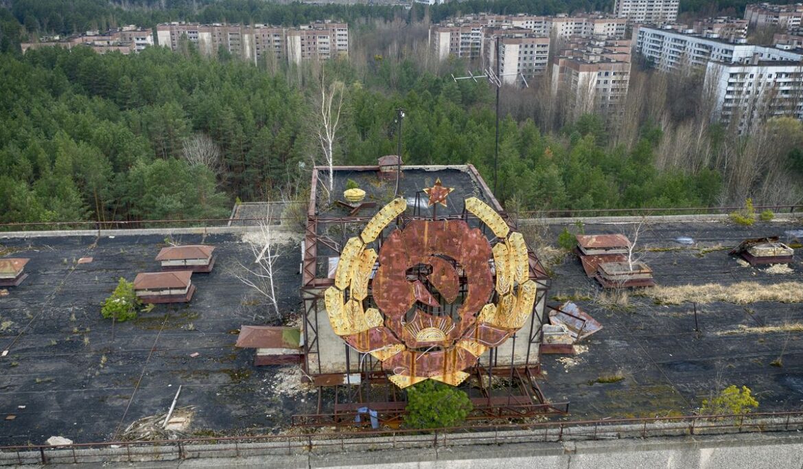 Zelenskyy says Russian forces trying to seize Chernobyl nuclear site