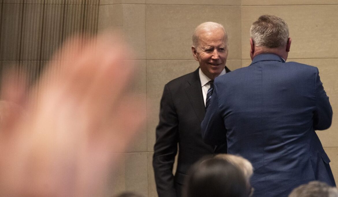 Biden salutes Walter Mondale as ‘giant in American political history’