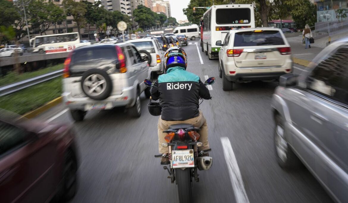 Ride-sharing apps rise in Venezuela as public transit decays