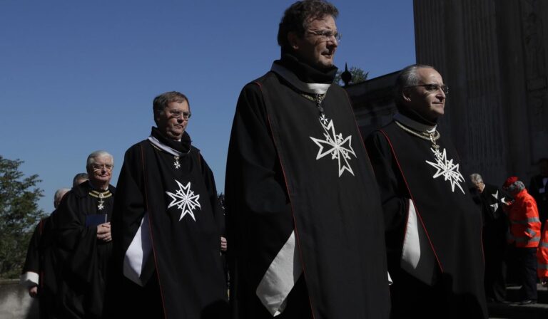 Pope Francis dissolves Knights of Malta leadership, enacts new constitution for sovereign order