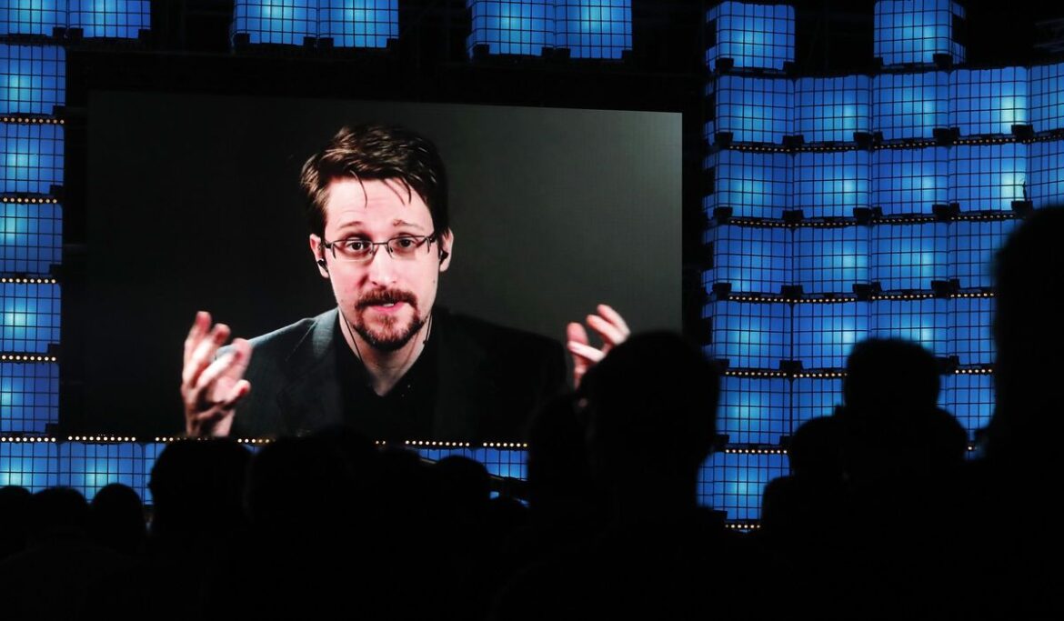 Snowden receives Russian passport, takes citizenship oath